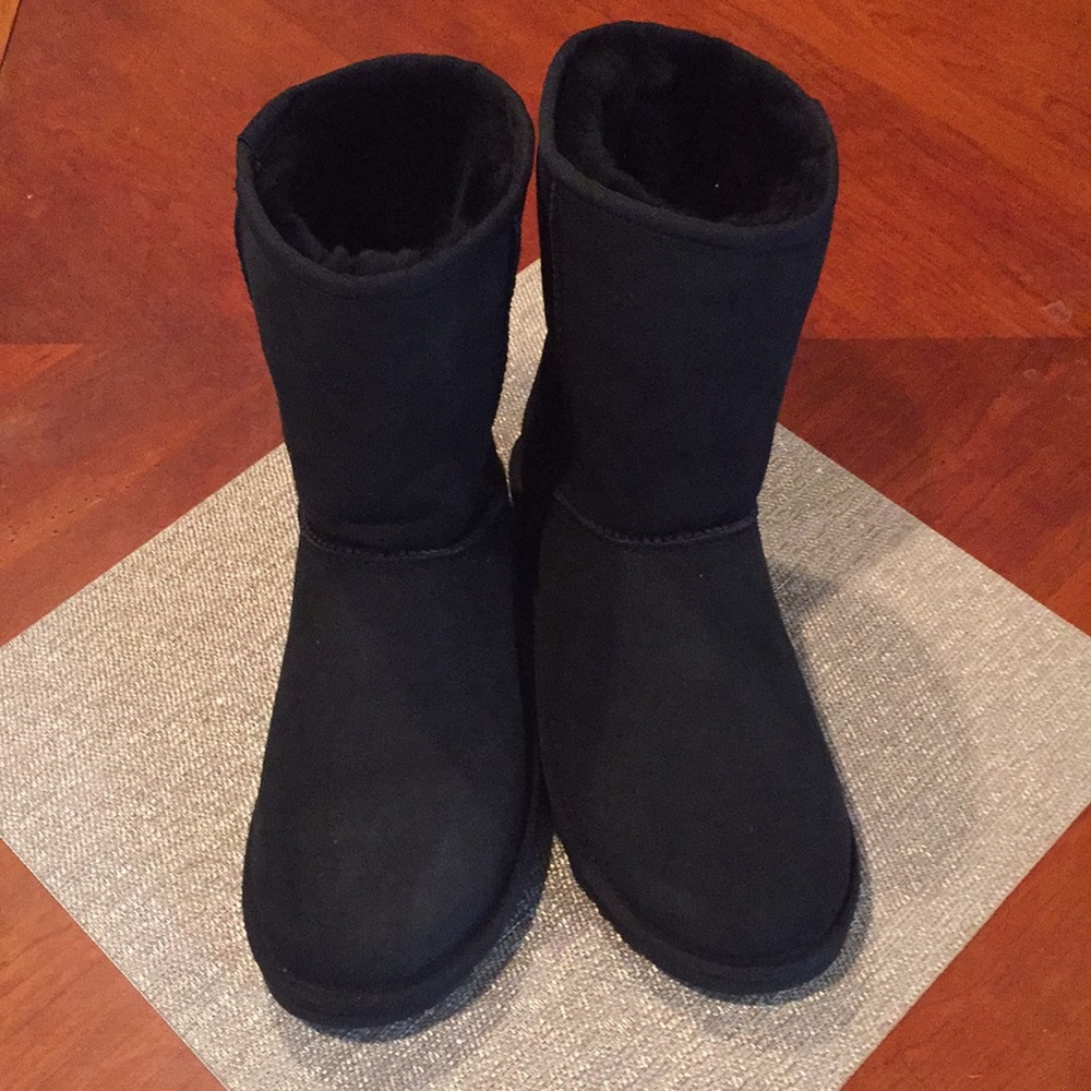 Authentic Ugg Classic short boot II size 8 Black
